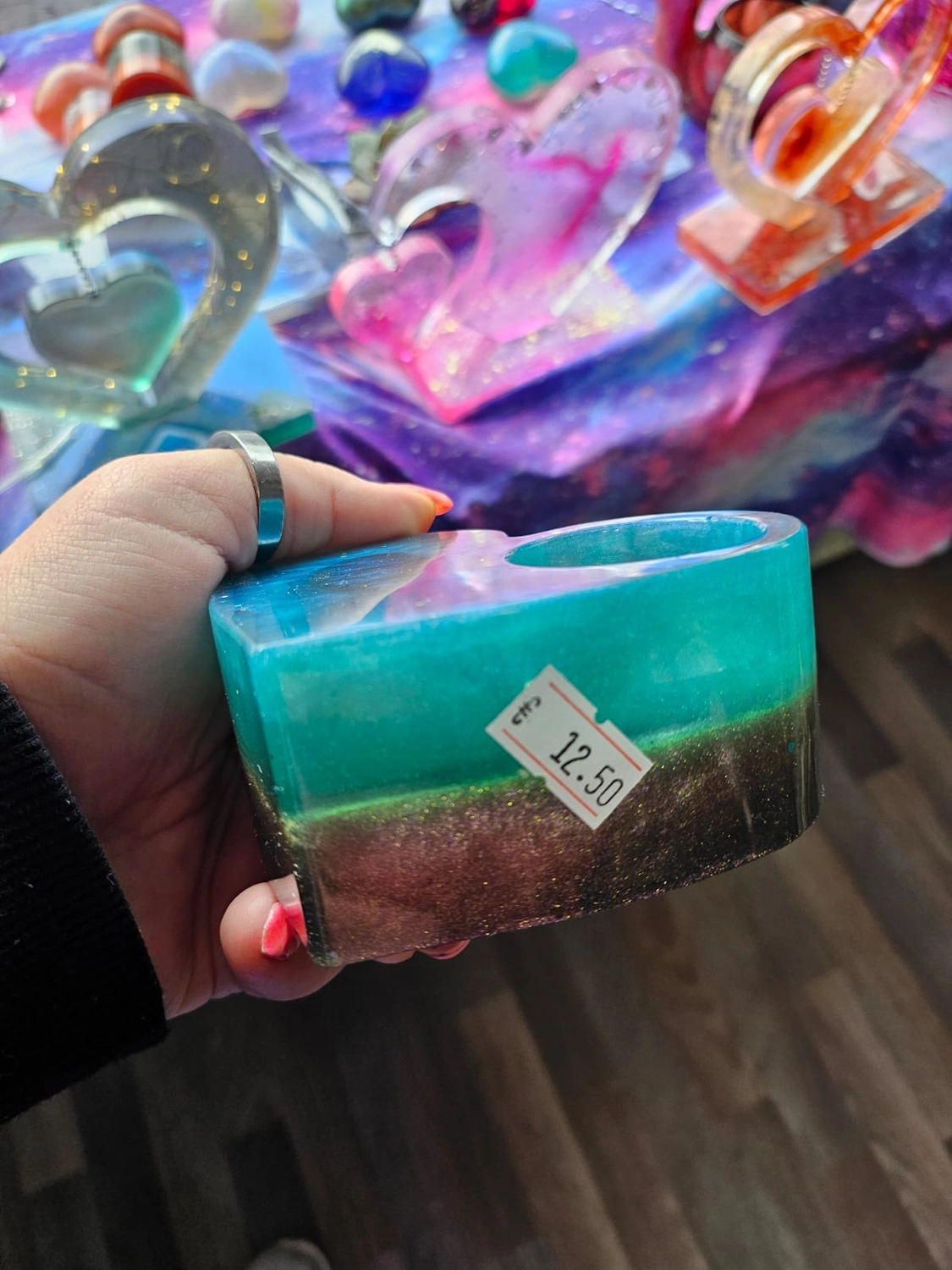 Jassi´s Schatzkiste - Handarbeit und Esoterik - handgefertigter Wolf-Wandbehang aus Epoxidharz, dekoriert mit verschiedenen Farben, um einen einzigartigen Effekt zu erzielen.