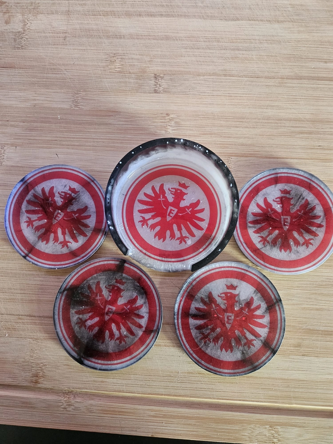 Jassi´s Schatzkiste - Handarbeit und Esoterik - handgefertigter Wolf-Wandbehang aus Epoxidharz, dekoriert mit verschiedenen Farben, um einen einzigartigen Effekt zu erzielen.