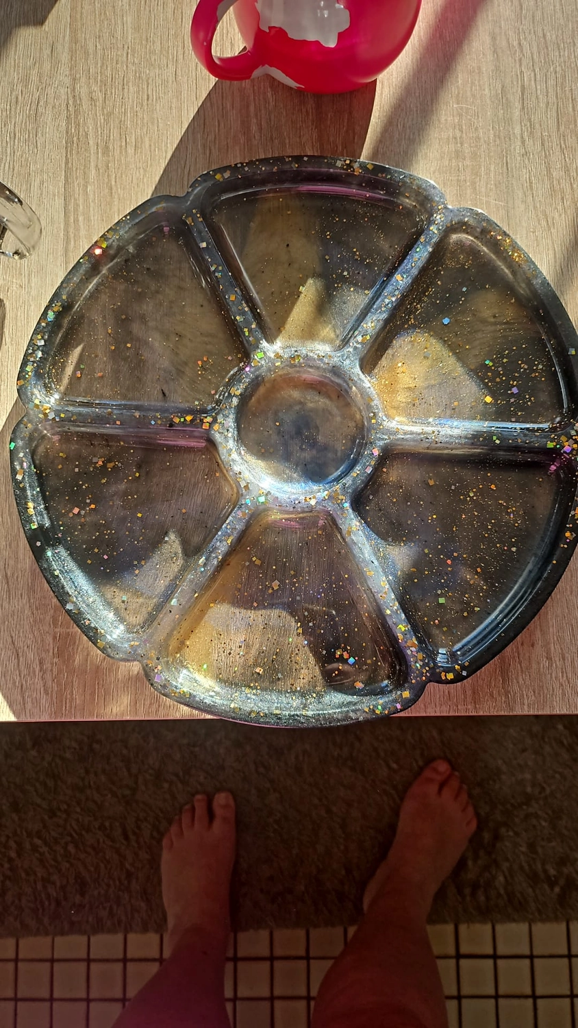 Jassi´s Schatzkiste - Handarbeit und Esoterik - handgefertigter Wolf-Wandbehang aus Epoxidharz, dekoriert mit verschiedenen Farben, um einen einzigartigen Effekt zu erzielen.