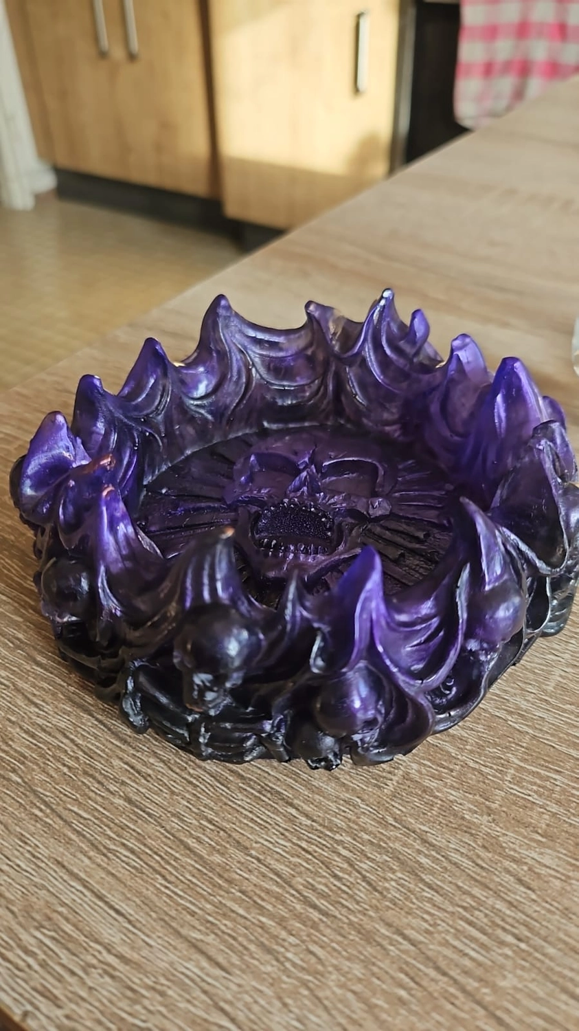 Jassi´s Schatzkiste - Handarbeit und Esoterik - handgefertigter Wolf-Wandbehang aus Epoxidharz, dekoriert mit verschiedenen Farben, um einen einzigartigen Effekt zu erzielen.