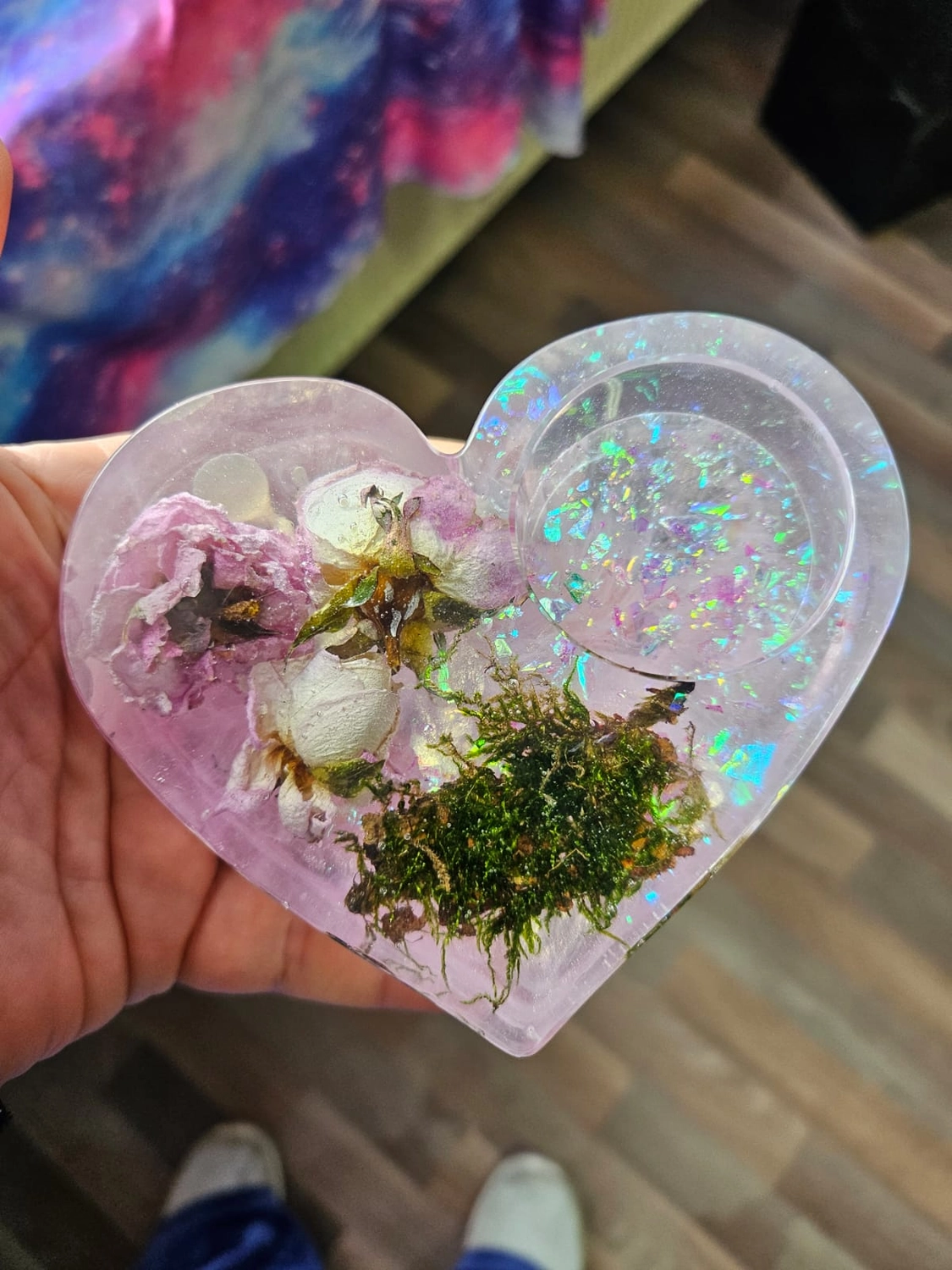 Jassi´s Schatzkiste - Handarbeit und Esoterik - handgefertigter Wolf-Wandbehang aus Epoxidharz, dekoriert mit verschiedenen Farben, um einen einzigartigen Effekt zu erzielen.