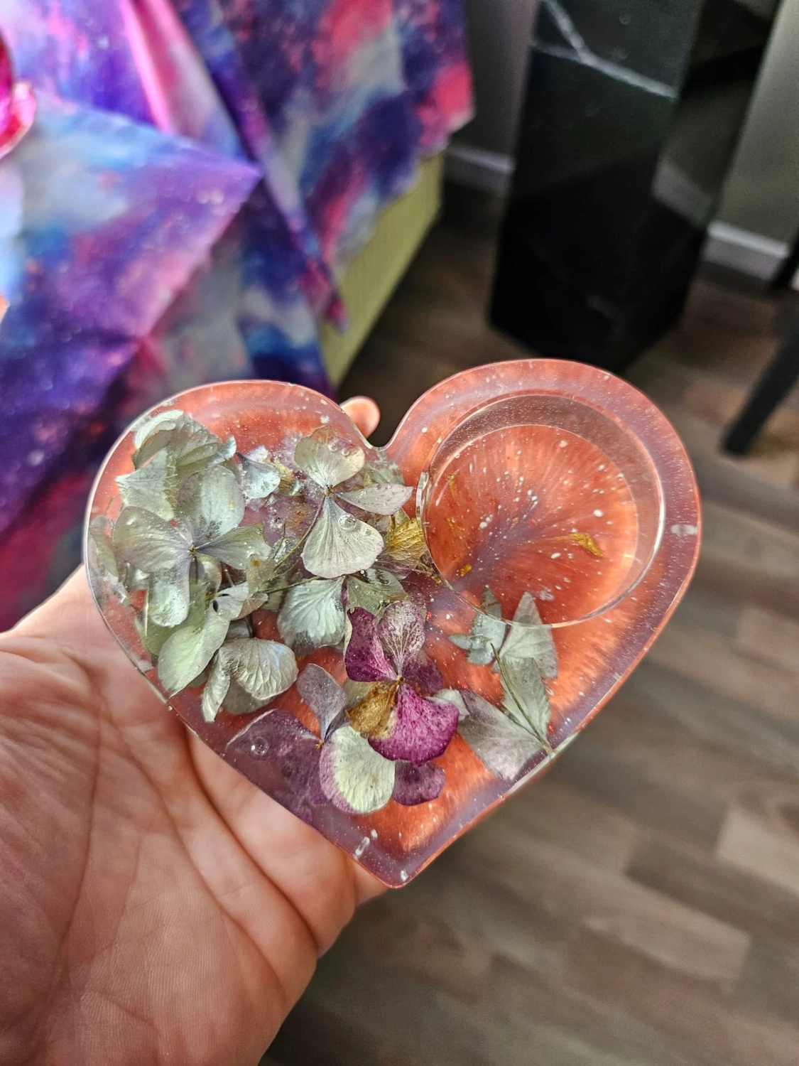 Jassi´s Schatzkiste - Handarbeit und Esoterik - handgefertigter Wolf-Wandbehang aus Epoxidharz, dekoriert mit verschiedenen Farben, um einen einzigartigen Effekt zu erzielen.