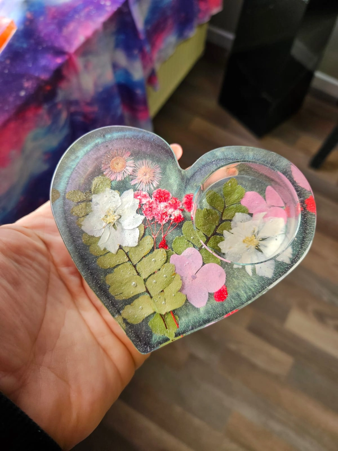 Jassi´s Schatzkiste - Handarbeit und Esoterik - handgefertigter Wolf-Wandbehang aus Epoxidharz, dekoriert mit verschiedenen Farben, um einen einzigartigen Effekt zu erzielen.