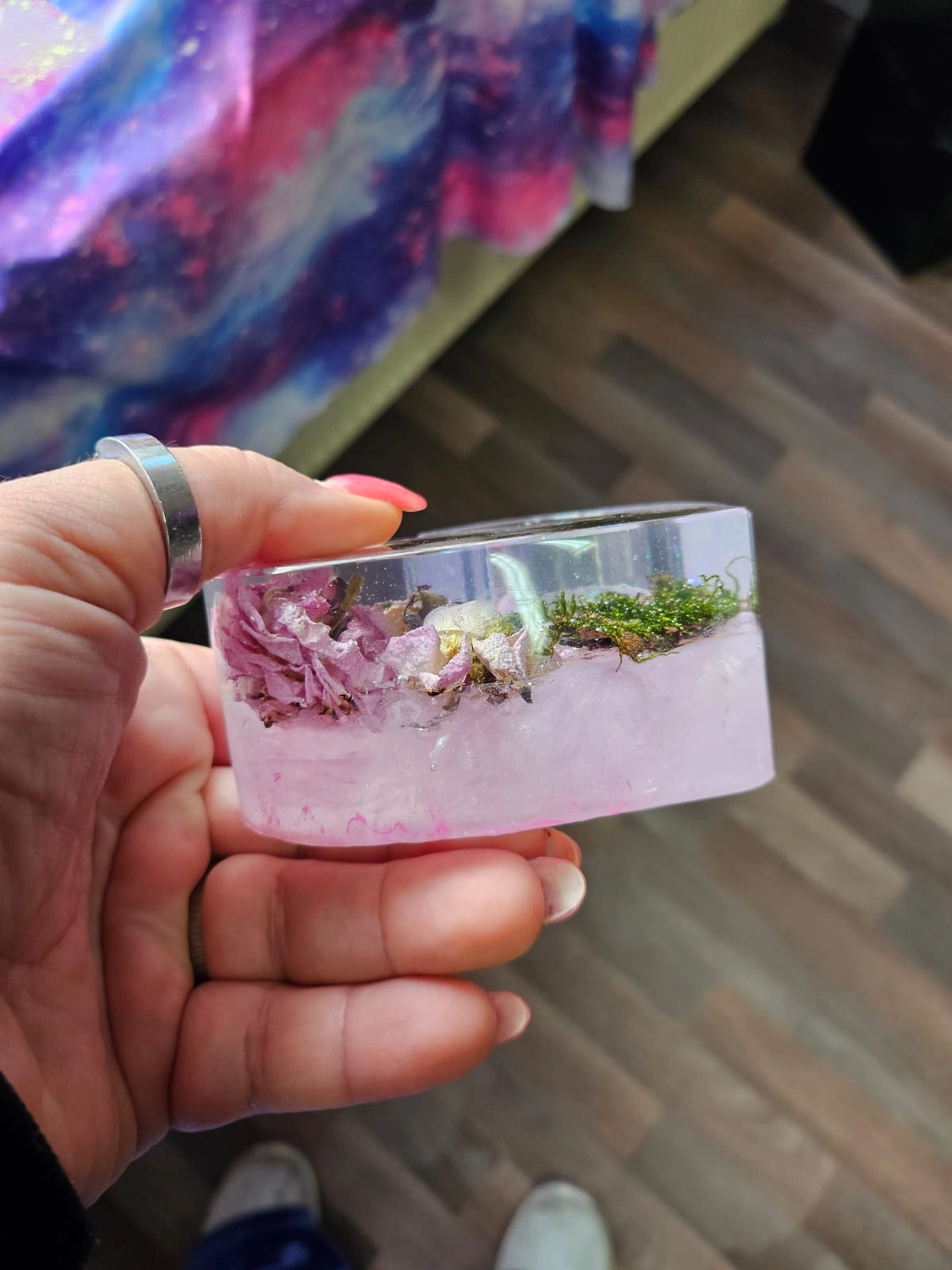 Jassi´s Schatzkiste - Handarbeit und Esoterik - handgefertigter Wolf-Wandbehang aus Epoxidharz, dekoriert mit verschiedenen Farben, um einen einzigartigen Effekt zu erzielen.