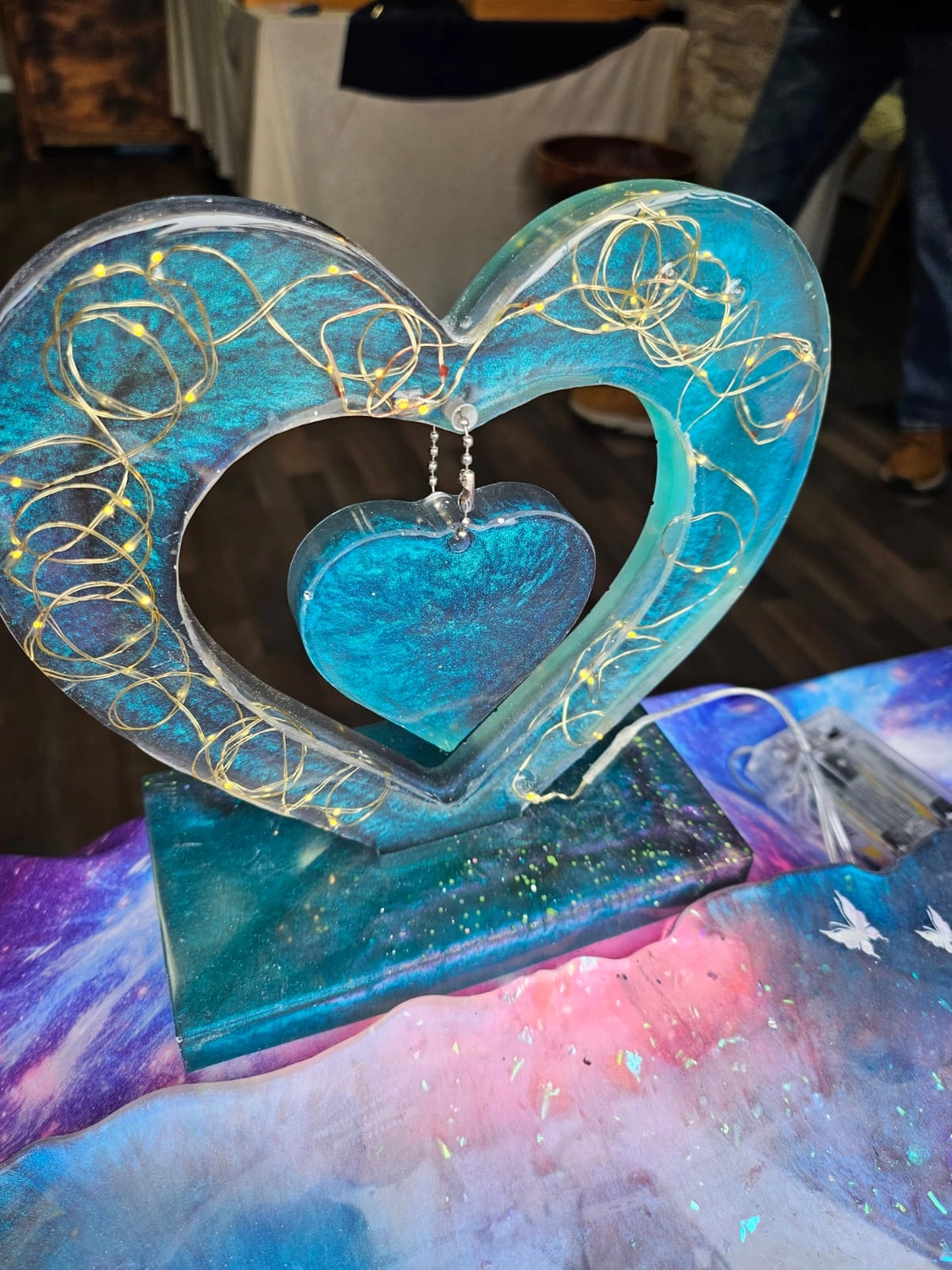 Jassi´s Schatzkiste - Handarbeit und Esoterik - handgefertigter Wolf-Wandbehang aus Epoxidharz, dekoriert mit verschiedenen Farben, um einen einzigartigen Effekt zu erzielen.