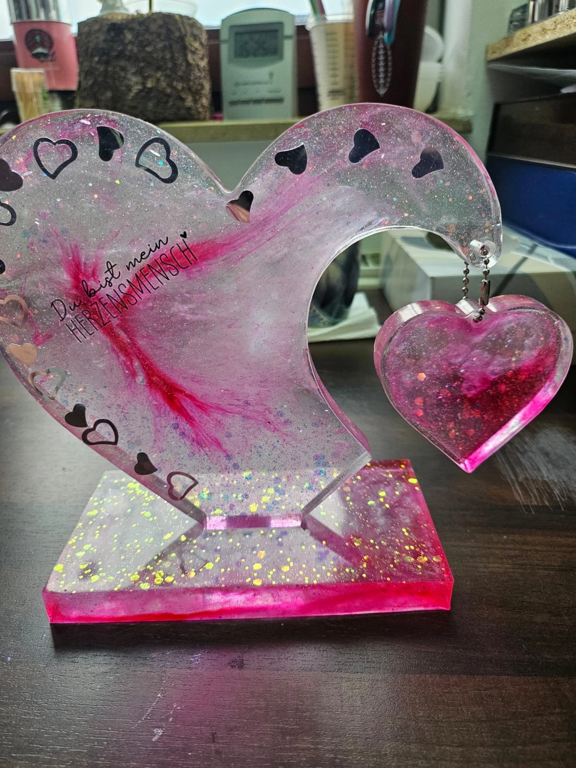 Jassi´s Schatzkiste - Handarbeit und Esoterik - handgefertigter Wolf-Wandbehang aus Epoxidharz, dekoriert mit verschiedenen Farben, um einen einzigartigen Effekt zu erzielen.