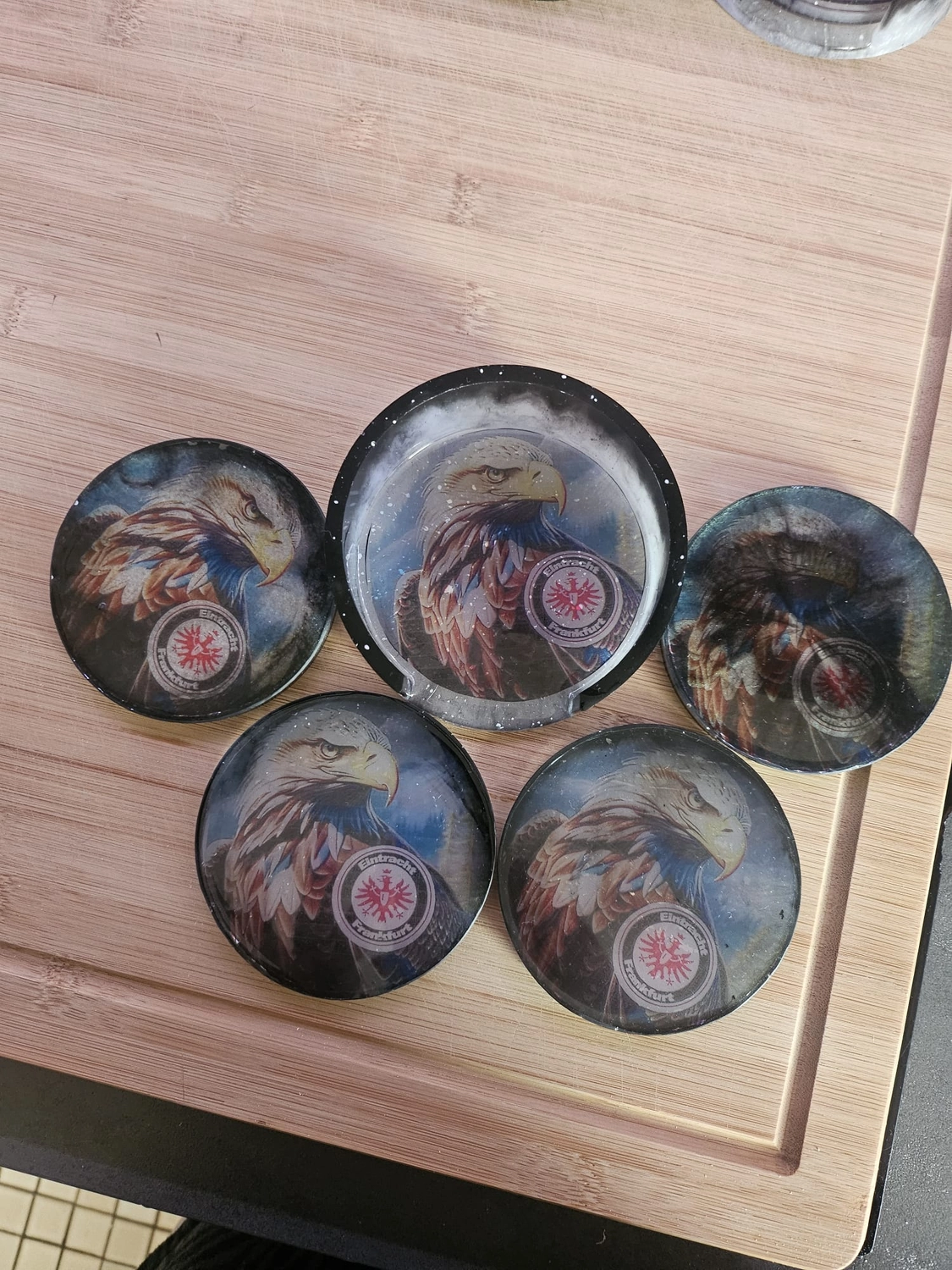 Jassi´s Schatzkiste - Handarbeit und Esoterik - handgefertigter Wolf-Wandbehang aus Epoxidharz, dekoriert mit verschiedenen Farben, um einen einzigartigen Effekt zu erzielen.