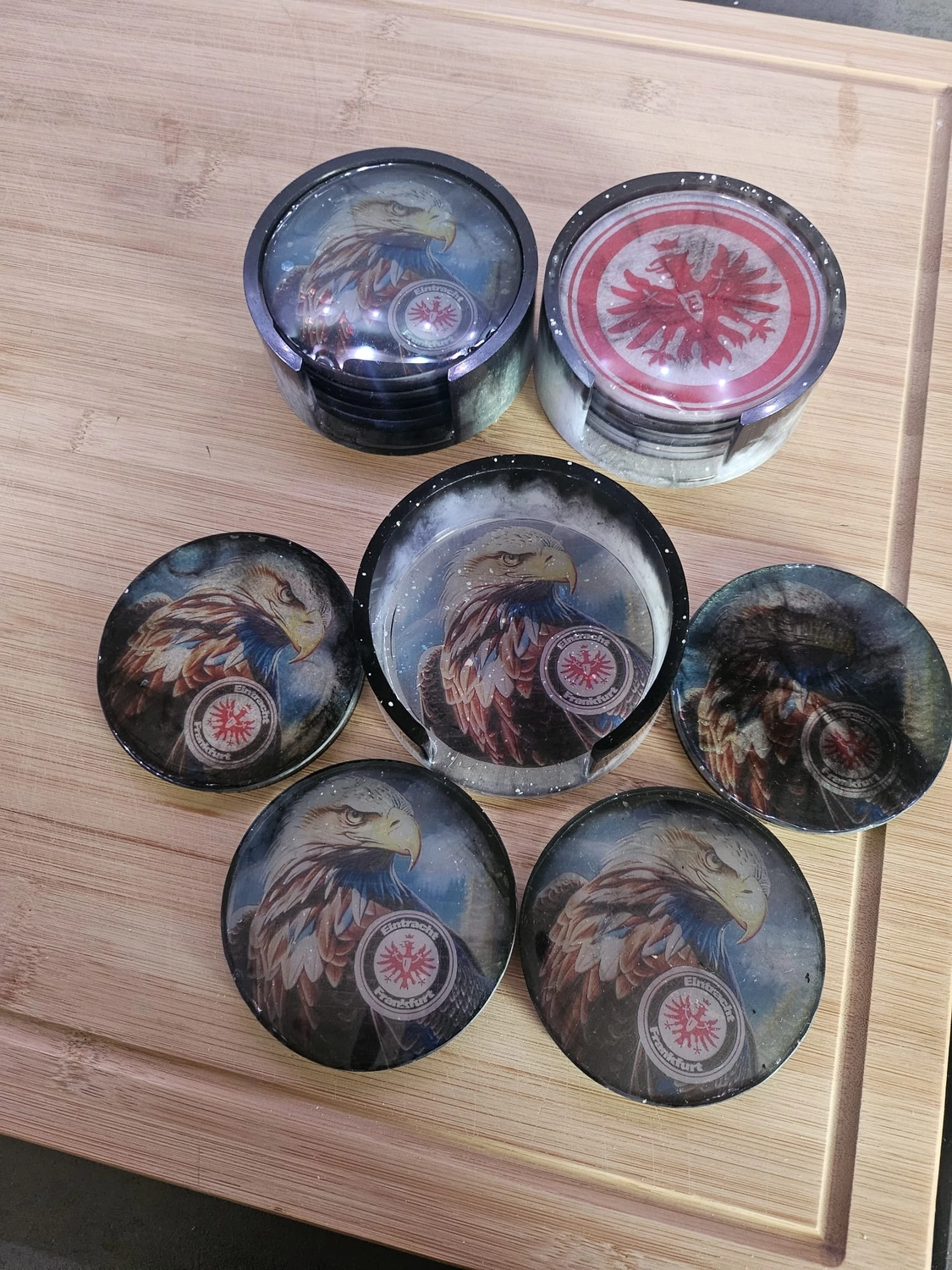 Jassi´s Schatzkiste - Handarbeit und Esoterik - handgefertigter Wolf-Wandbehang aus Epoxidharz, dekoriert mit verschiedenen Farben, um einen einzigartigen Effekt zu erzielen.