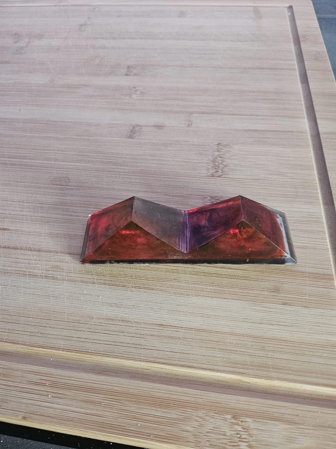 Jassi´s Schatzkiste - Handarbeit und Esoterik - handgefertigter Wolf-Wandbehang aus Epoxidharz, dekoriert mit verschiedenen Farben, um einen einzigartigen Effekt zu erzielen.