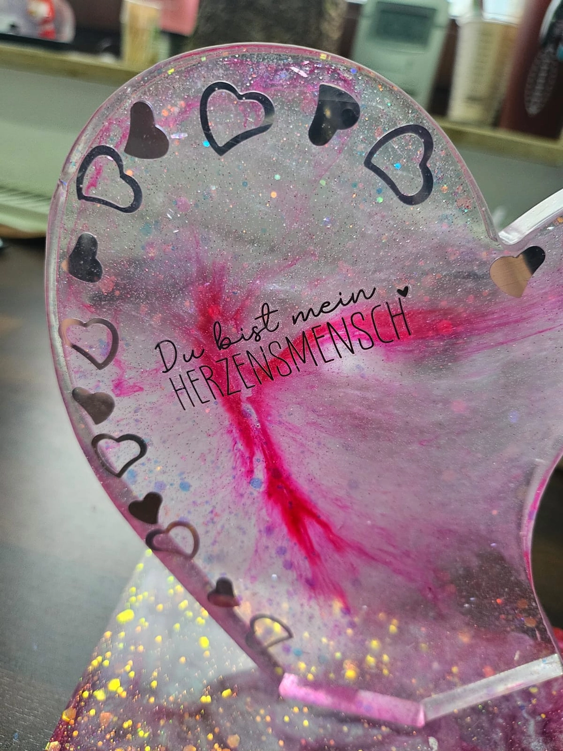 Jassi´s Schatzkiste - Handarbeit und Esoterik - handgefertigter Wolf-Wandbehang aus Epoxidharz, dekoriert mit verschiedenen Farben, um einen einzigartigen Effekt zu erzielen.