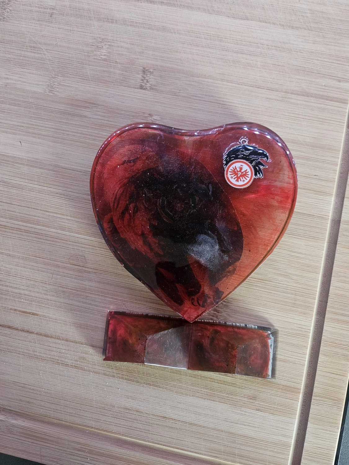 Jassi´s Schatzkiste - Handarbeit und Esoterik - handgefertigter Wolf-Wandbehang aus Epoxidharz, dekoriert mit verschiedenen Farben, um einen einzigartigen Effekt zu erzielen.