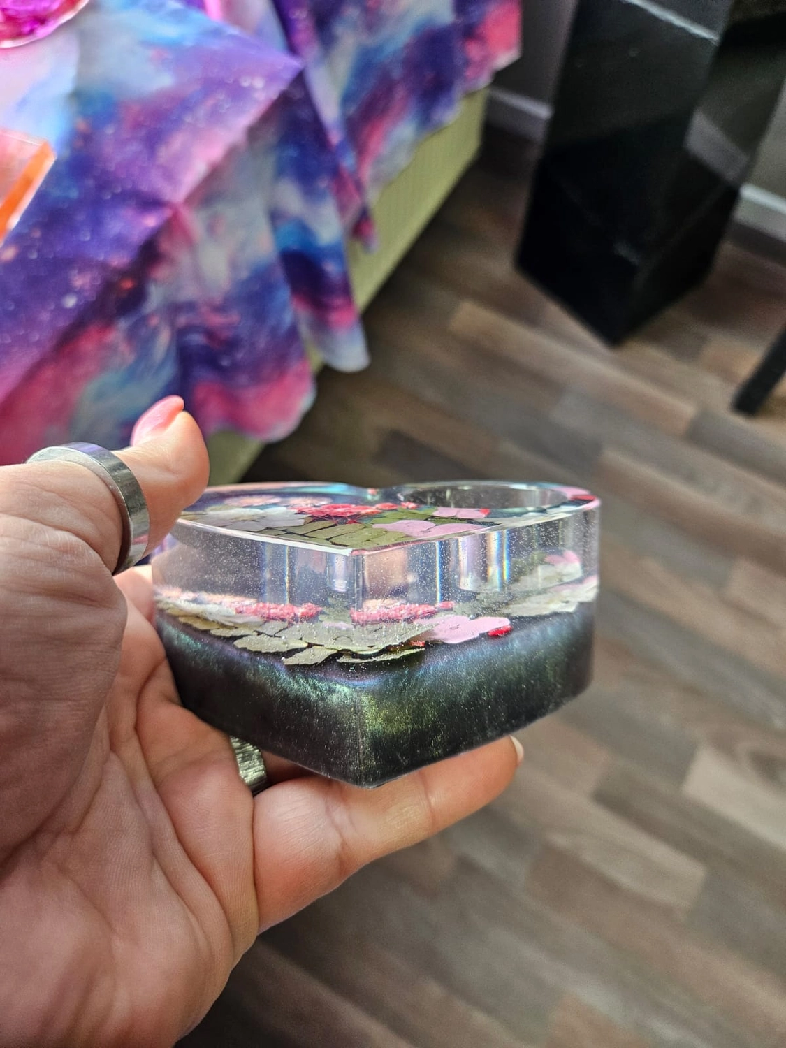 Jassi´s Schatzkiste - Handarbeit und Esoterik - handgefertigter Wolf-Wandbehang aus Epoxidharz, dekoriert mit verschiedenen Farben, um einen einzigartigen Effekt zu erzielen.