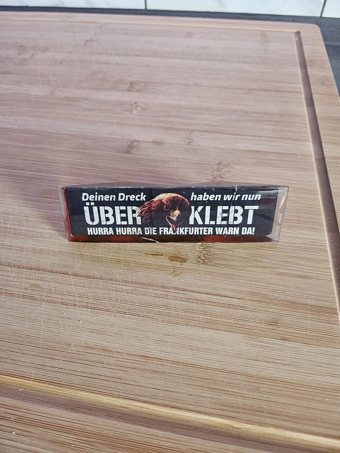 Jassi´s Schatzkiste - Handarbeit und Esoterik - handgefertigter Wolf-Wandbehang aus Epoxidharz, dekoriert mit verschiedenen Farben, um einen einzigartigen Effekt zu erzielen.