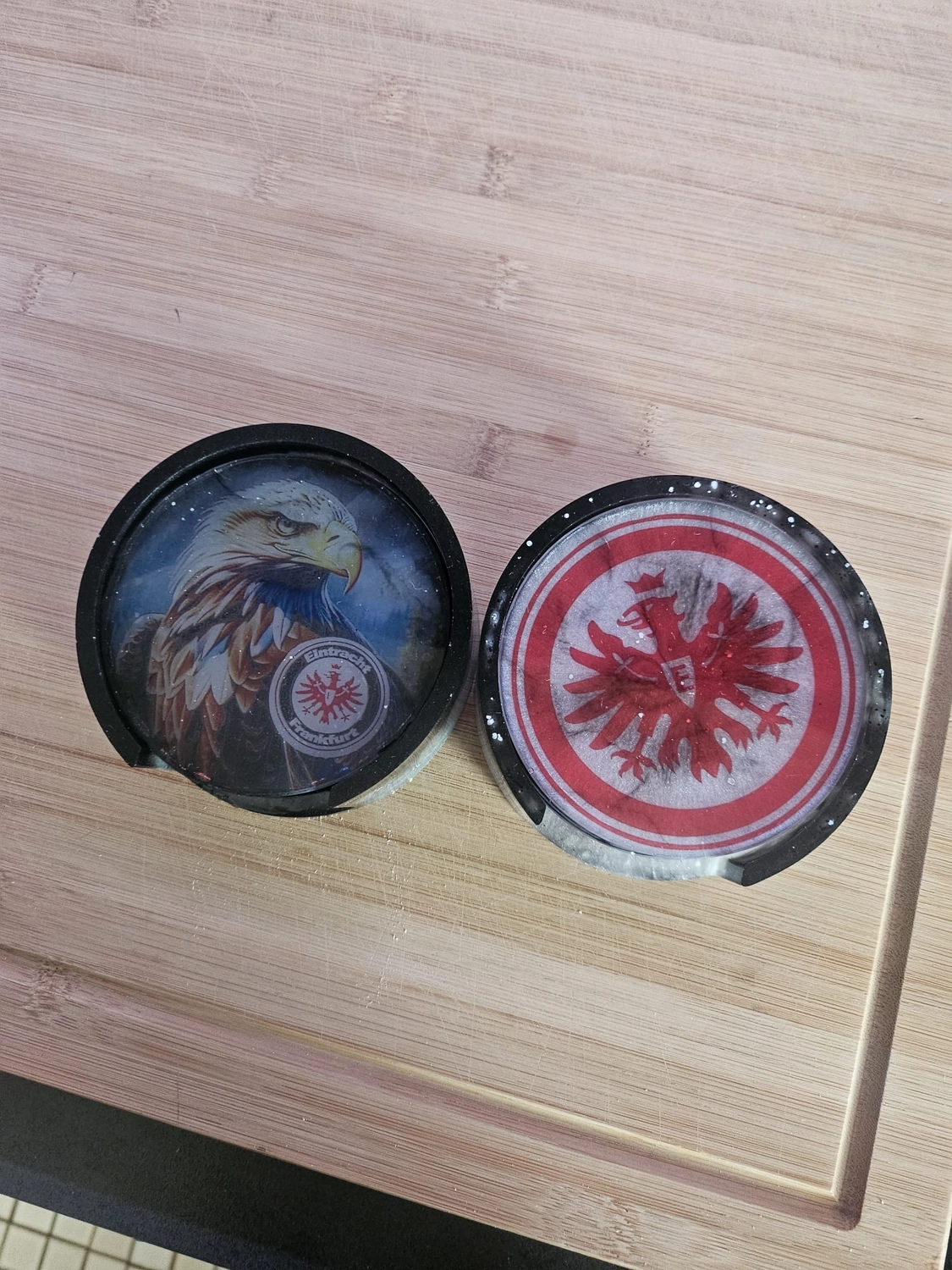 Jassi´s Schatzkiste - Handarbeit und Esoterik - handgefertigter Wolf-Wandbehang aus Epoxidharz, dekoriert mit verschiedenen Farben, um einen einzigartigen Effekt zu erzielen.